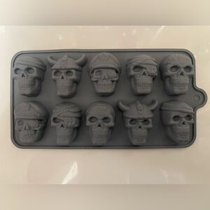 Gray Skull Silicone Mold Tray